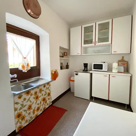 Casa Ermy Apartman Vercana